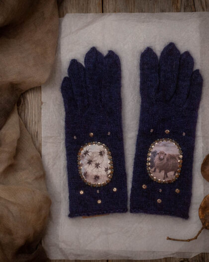 anu kaelussoo – ANU KAELUSSOO / BLOEM KALEVI gloves IN THE WIND