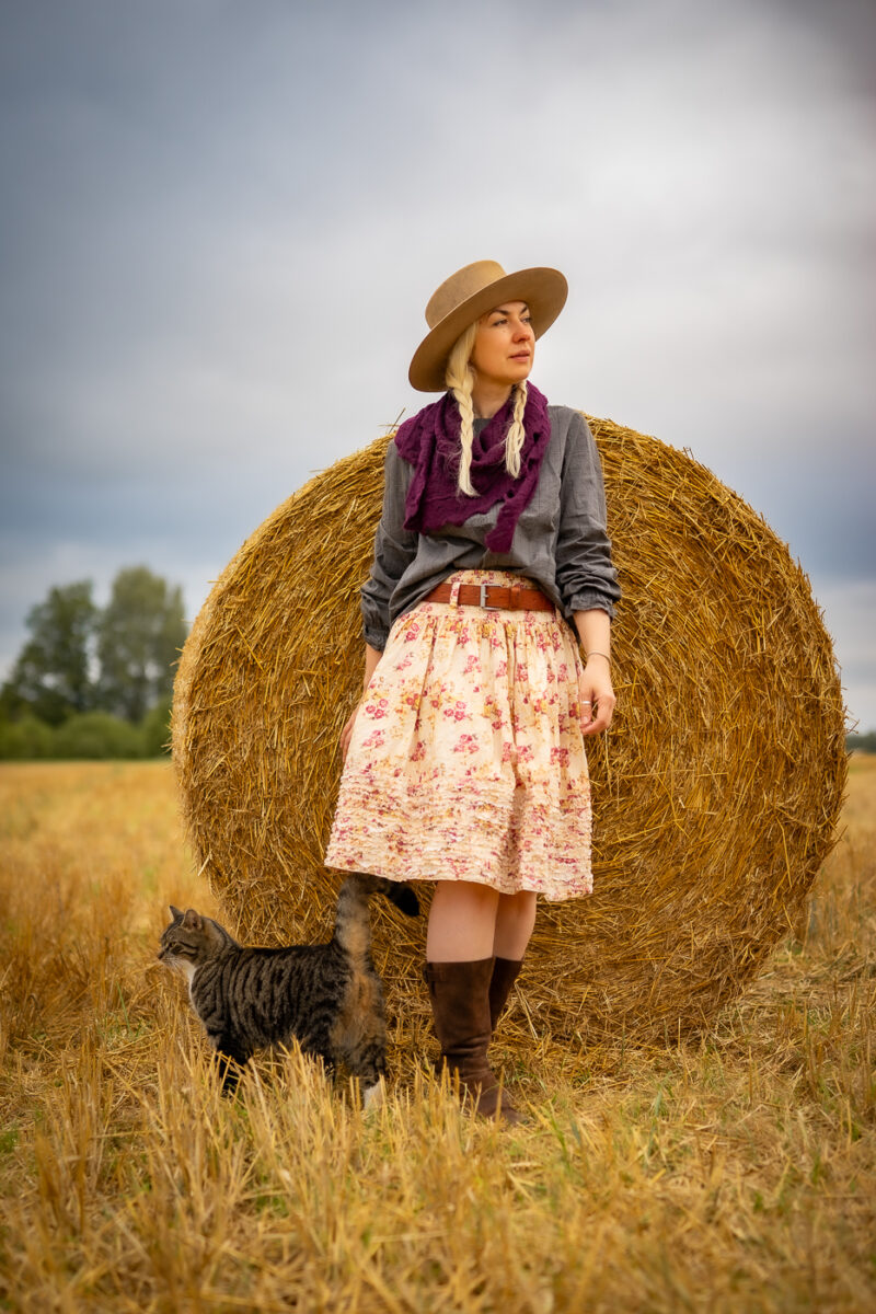 Ewa i Walla Virpa skirt SS23 worn by girl with hat cat standing by her feet