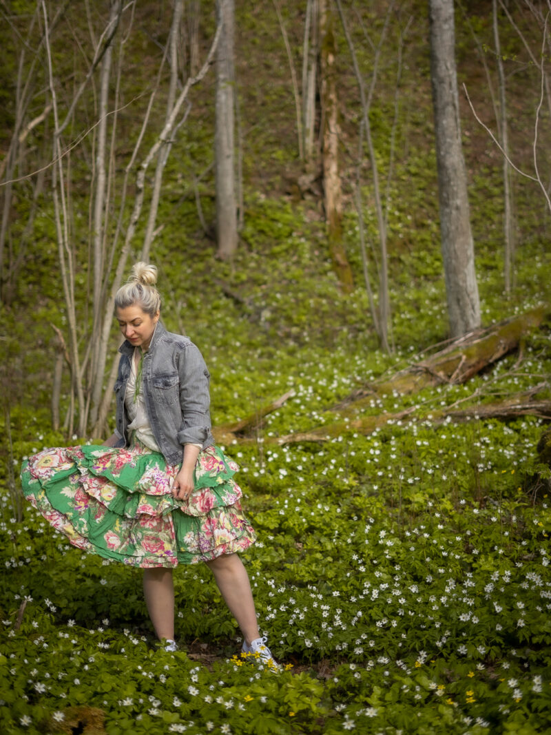 Ewa i Walla SS23 Owena skirt on a girl on the blooming meadow