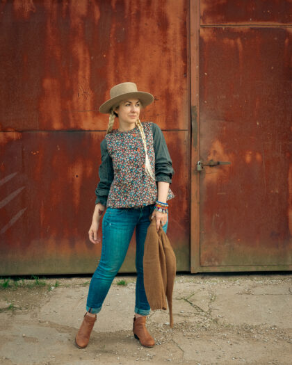 Ewa i Walla Alda vest on lady with jeans and boater hat