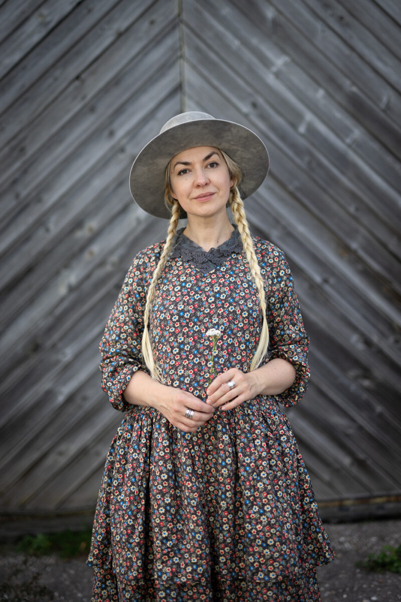 Ewa i Walla Lotten flower printed dress on lady with a hat