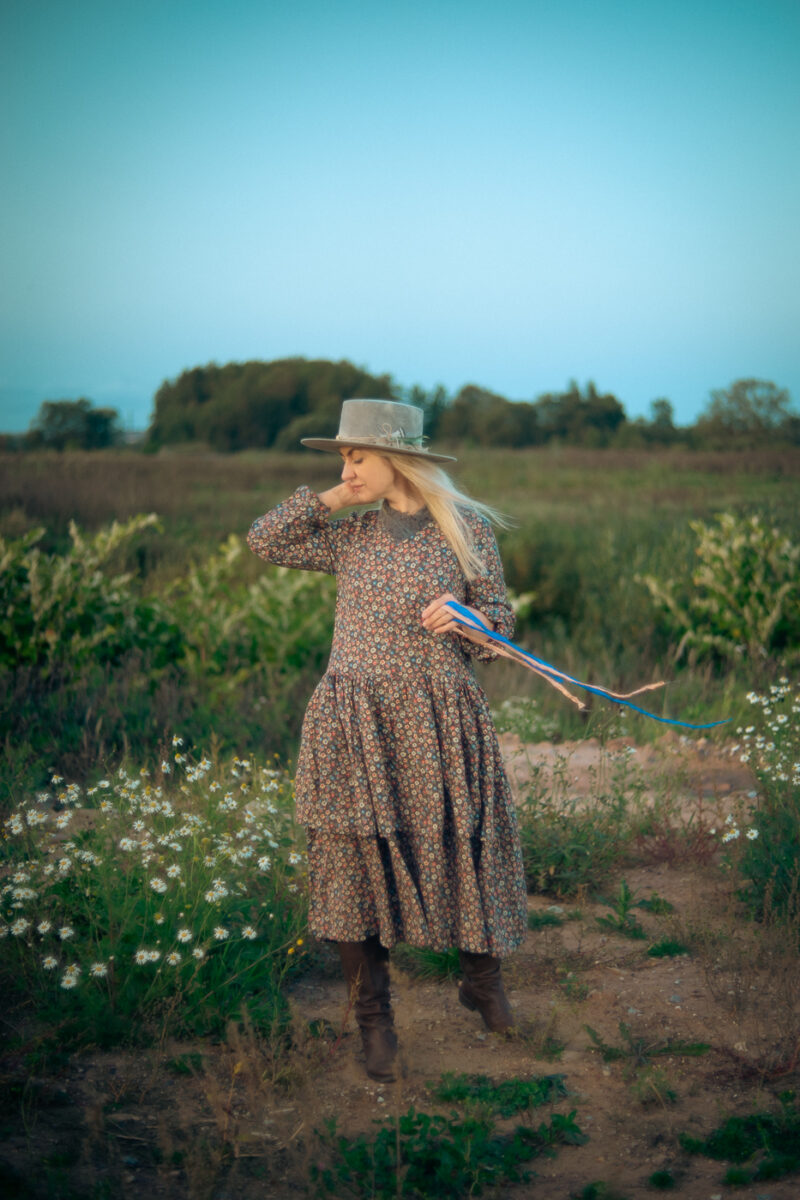 Lotten dress Ewa i Walla AW23 o na lady standing on the meadow