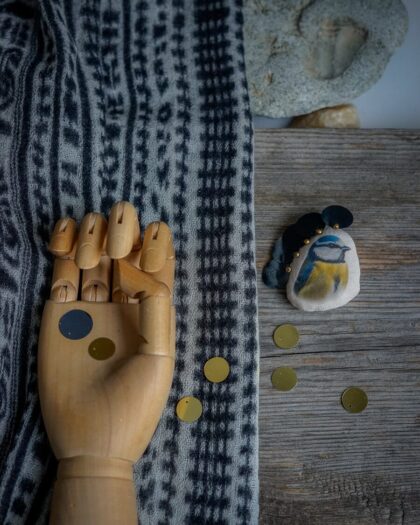 anu kaelussoo – ANU KAELUSSOO / BLOEM KALEVI BLUE TIT brooch