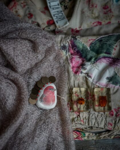 ANU KAELUSSOO / BLOEM KALEVI ROSEFINCH brooch